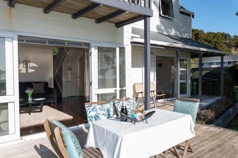 Wairangi Beach Cottage - Paihia Beach House House in Paihia