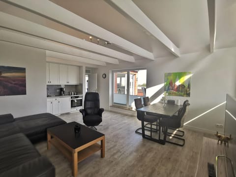 Kitchen or kitchenette, Living room, Seating area, Dining area, Food