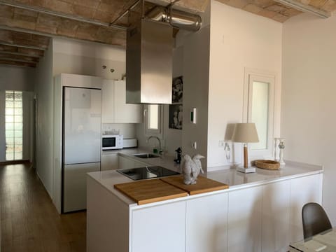Coffee/tea facilities, Kitchen or kitchenette, Dining area, stove, toaster