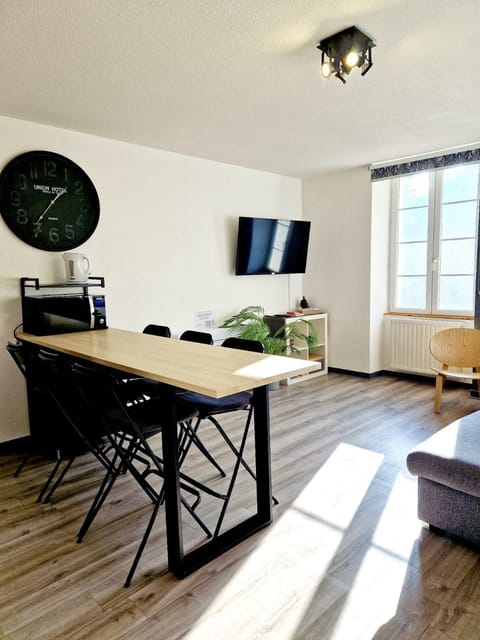 TV and multimedia, Kitchen or kitchenette, Living room, Seating area, Dining area