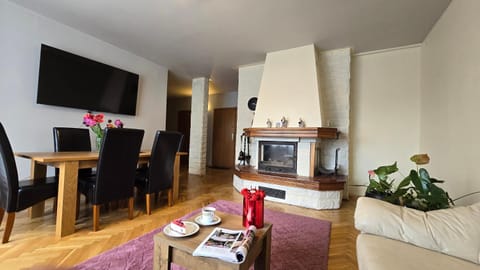 Communal lounge/ TV room, TV and multimedia, Kitchen or kitchenette, Living room, Seating area, Dining area, Evening entertainment