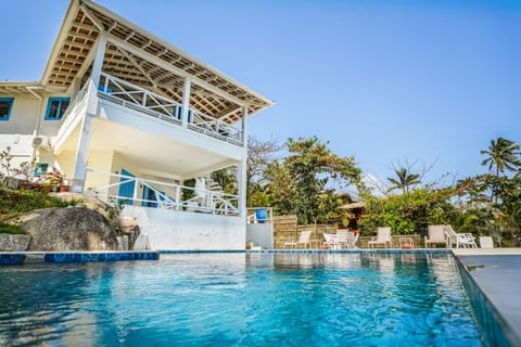 Property building, Day, Pool view, Swimming pool