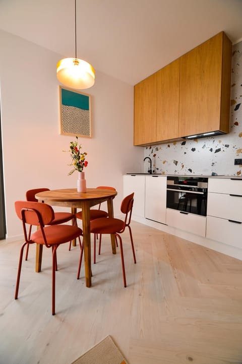 Kitchen or kitchenette, Dining area, stove