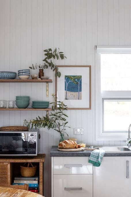 Kitchen or kitchenette, minibar