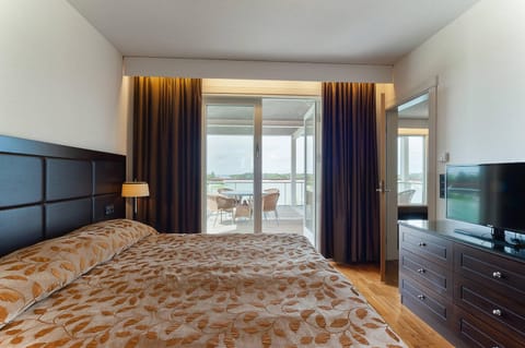 Bed, TV and multimedia, Balcony/Terrace, Photo of the whole room, Bedroom, Sea view