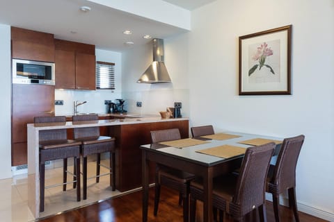 Kitchen or kitchenette, Dining area