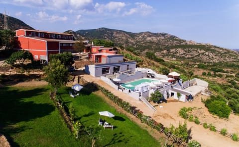 Property building, Restaurant/places to eat, Day, Natural landscape, Mountain view, Pool view, Swimming pool, sunbed