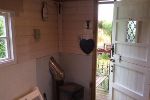 1Bed Cabin Sleeps 2- Fireplace Garden Parking Pets Cabin in England