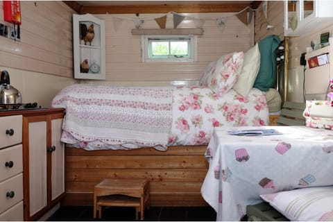 1Bed Cabin Sleeps 2- Fireplace Garden Parking Pets Cabin in England