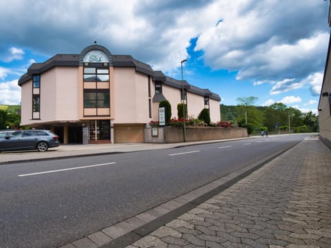 Facade/entrance, Property logo or sign, Neighbourhood, Street view