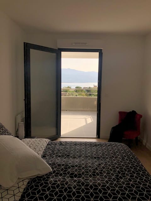 Bed, Balcony/Terrace, Photo of the whole room, Bedroom, Sea view