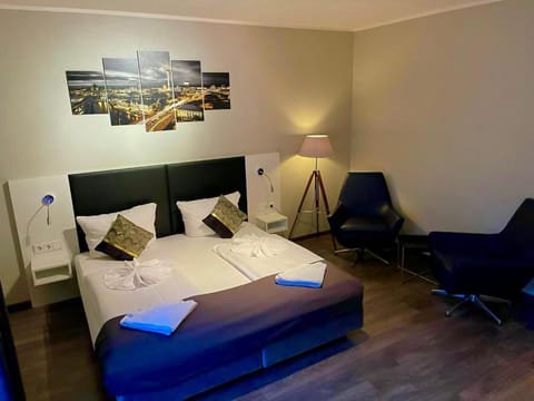 Bed, Photo of the whole room, Seating area, Bedroom