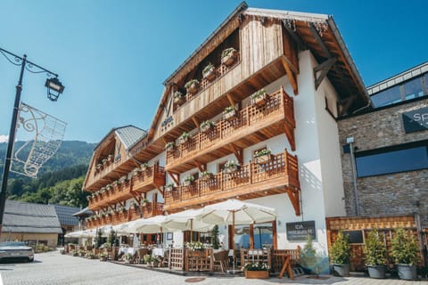 Property building, Restaurant/places to eat, Breakfast