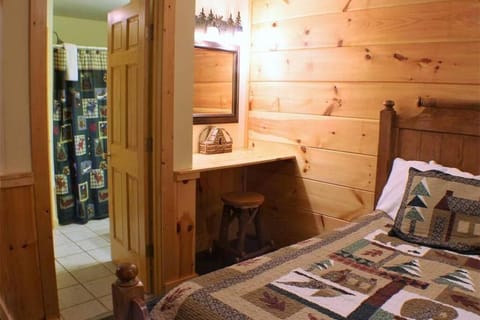 Smoky Mountain Retreat- Resort Cabin with modern amenities in the heart of PF Cabin in Pigeon Forge