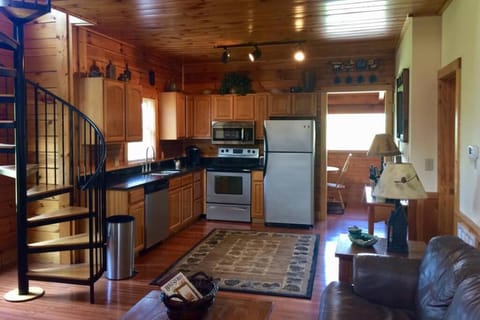 Smoky Mountain Retreat- Resort Cabin with modern amenities in the heart of PF Cabin in Pigeon Forge