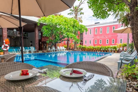 Property building, Patio, Food and drinks, Food, Garden view, Swimming pool, sunbed