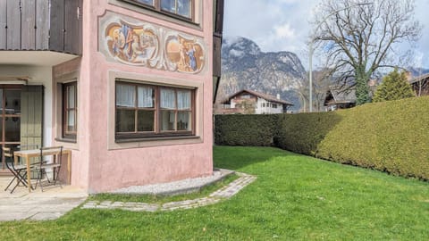 Property building, Patio, Spring, Day, Natural landscape, Garden, Garden, Garden view, Mountain view