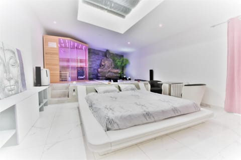 Bed, Place of worship, Hot Tub, Sauna, Living room, Spa and wellness centre/facilities, Seating area, hair dresser