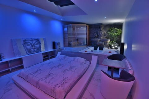 Bed, Night, Place of worship, Hot Tub, Sauna, Spa and wellness centre/facilities, hair dresser