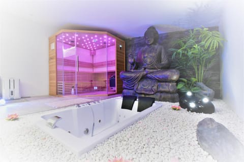 Bed, Place of worship, Hot Tub, Sauna, Spa and wellness centre/facilities, Decorative detail