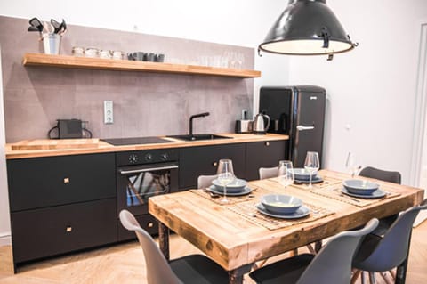 Kitchen or kitchenette, Dining area