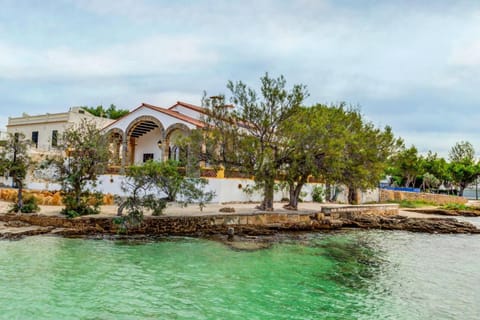 Property building, Nearby landmark, Neighbourhood, Sea view