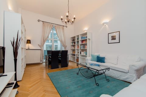Bed, TV and multimedia, Living room, Seating area