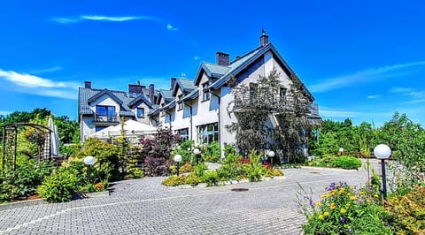 Property building, Facade/entrance, Garden, Garden view