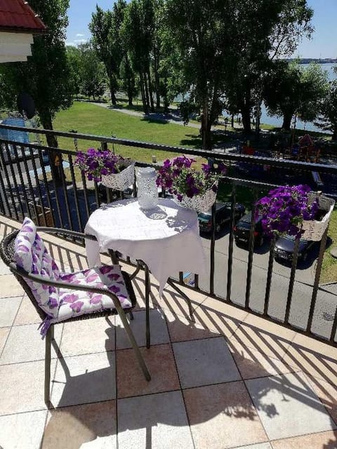 Balcony/Terrace, Lake view, Quiet street view