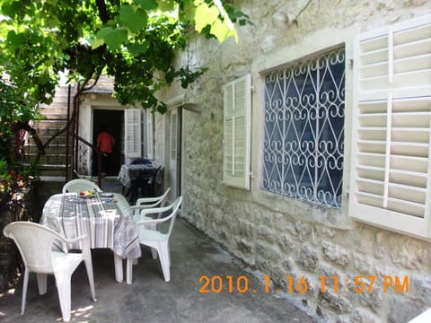 Nearby landmark, Restaurant/places to eat, Facade/entrance, Library, Balcony/Terrace, City view, Supermarket/grocery shop