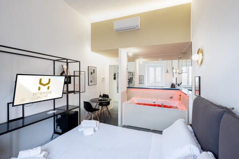 Bed, TV and multimedia, Photo of the whole room, Seating area, Bedroom, air conditioner