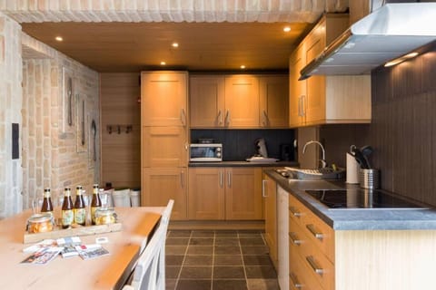 Coffee/tea facilities, Kitchen or kitchenette, Dining area, oven, stove, toaster