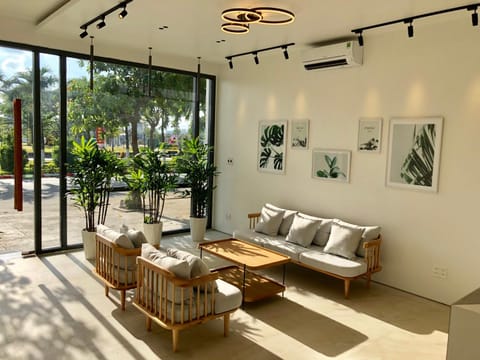 Living room, Lobby or reception, Lounge or bar, Seating area, City view, Garden view, Lake view, River view, Street view