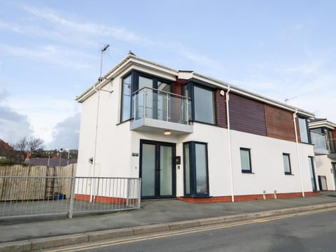 8 Marina View House in Pwllheli