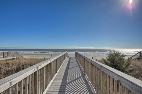 Oceanfront Corner Condo in North Myrtle Beach! Apartment in Crescent Beach