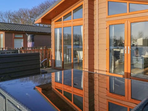 Shore Beats Work - Capenwray 10 House in England