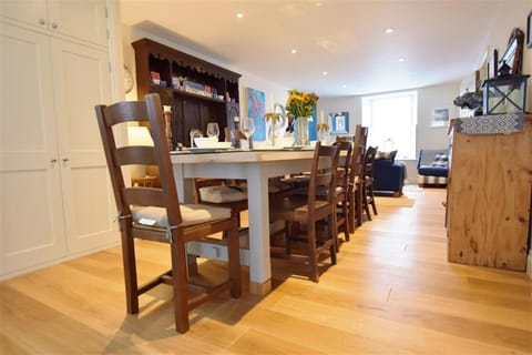 Gwelfor, Newport House in Wales