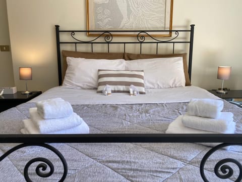 Bed, Bedroom, towels