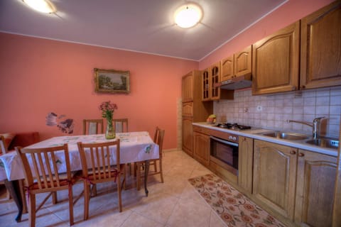 Dining area, kitchen