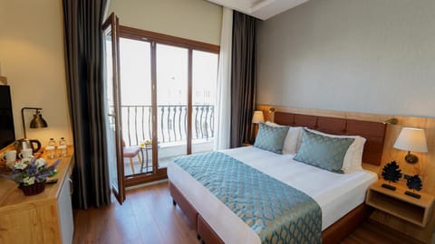 Bed, Balcony/Terrace, Photo of the whole room, Bedroom