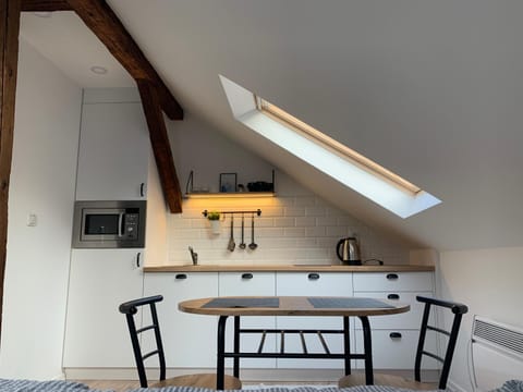 Kitchen or kitchenette, Dining area