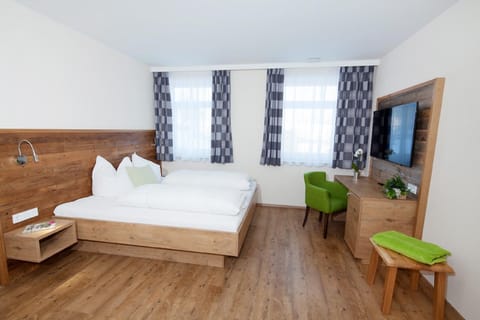 Bed, Photo of the whole room, Seating area, Bedroom