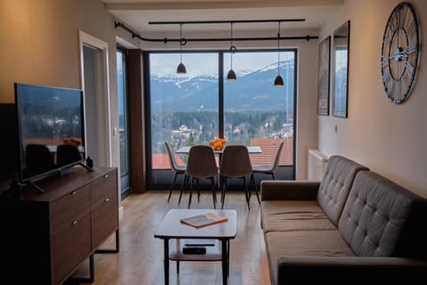 TV and multimedia, Living room, Seating area, Dining area, Landmark view, Mountain view