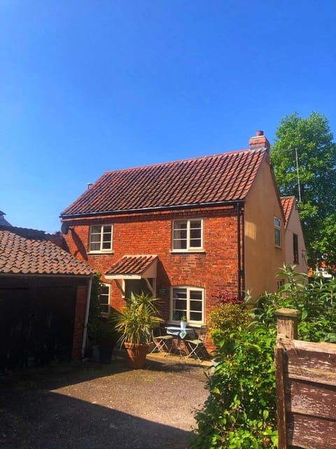 Property building, Day, Garden, Garden, Garden view