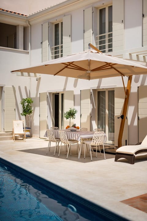 Property building, Day, Swimming pool, sunbed