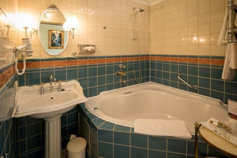 Shower, Bathroom, Bath, towels