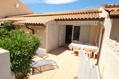 Property building, Patio, sunbed