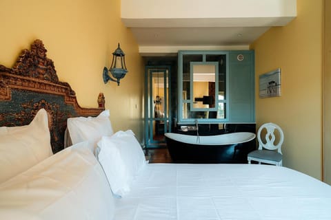 Bed, Bathroom