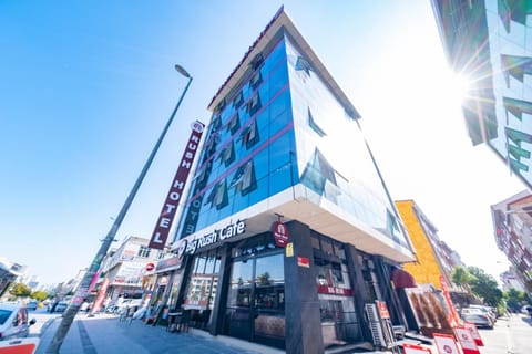 Property building, Day, Neighbourhood, City view, Street view, Location, Parking