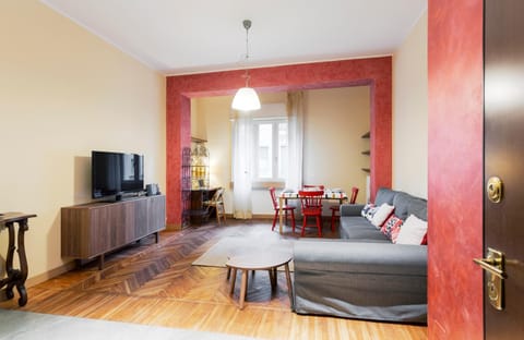Communal lounge/ TV room, TV and multimedia, Living room, Seating area, Dining area